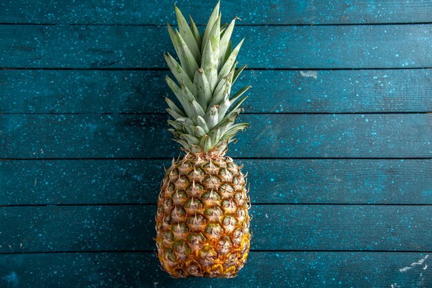 vue de dessus ananas frais allongé sur fond de bois bleu place libre