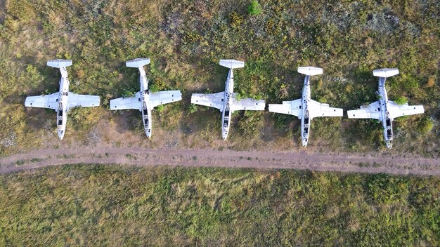 Vue de dessus d'anciens avions d'entraînement sur un aérodrome abandonné dans la ville de Volchansk