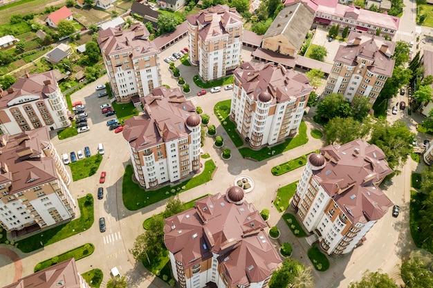 Vue de dessus d'appartement ou de bureau de grands immeubles, voitures garées, paysage urbain de la ville. Drone photographie aérienne.