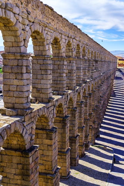 Vue de dessus de l'aqueduc romain de Ségovie à l'aube d'une journée d'été Espagne