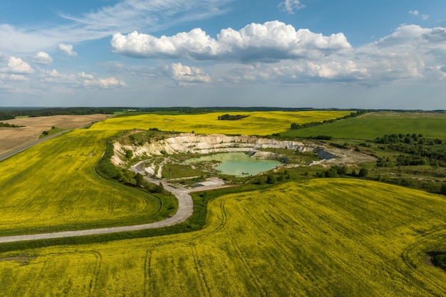 Vue de dessus d'Ariel d'une ancienne carrière de chaux inondée d'eau turquoise