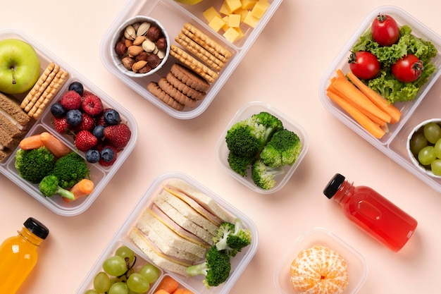 Vue de dessus sur l'arrangement des boîtes à lunch