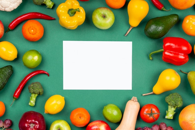 Photo vue de dessus arrangement de légumes et de fruits