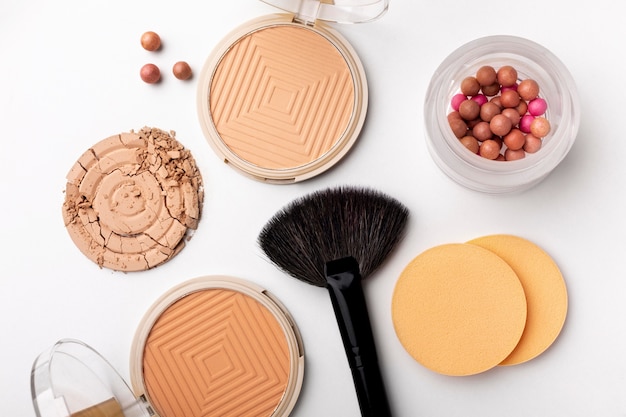 Vue de dessus de l'arrangement des produits de maquillage