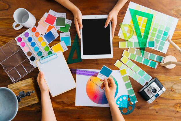 Vue De Dessus Des Artistes Avec Tablette Et Presse-papiers