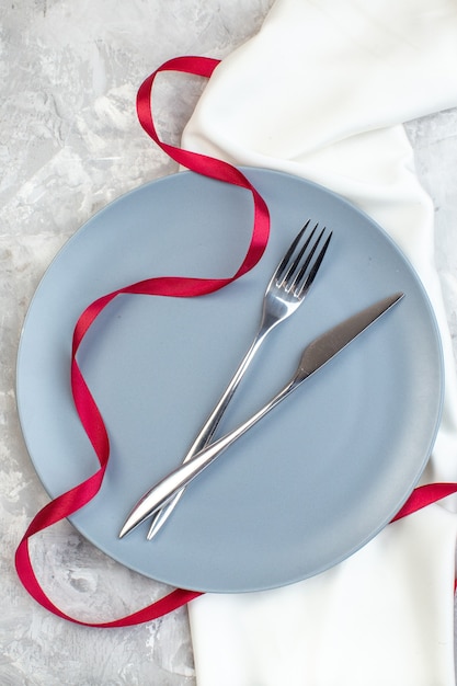 vue de dessus assiette bleue avec fourchette et couteau sur surface claire dames verre cuisine horizontale couleur alimentaire