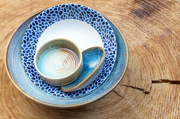 vue de dessus assiette conçue avec plateau et petite assiette sur fond en bois verre de cuisine design photos couleur