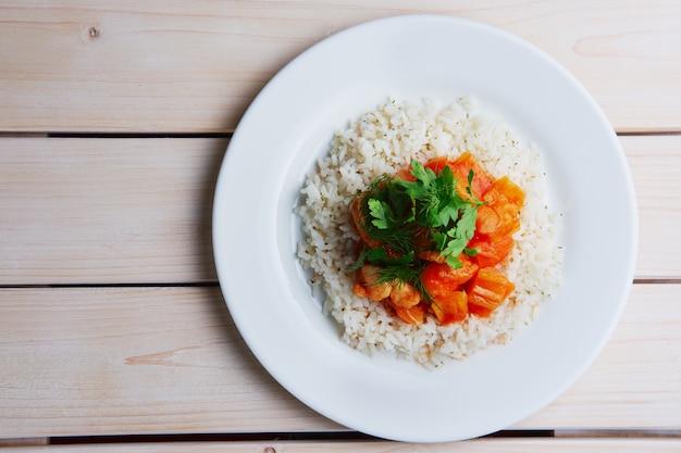 Vue de dessus d&#39;une assiette avec du riz, du filet de poulet et du poivron