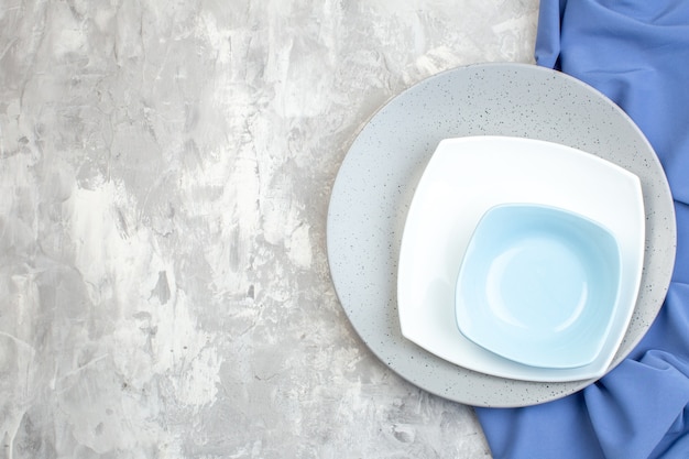 Vue de dessus assiette grise avec assiette bleue et blanche sur une surface claire cuisine mesdames nourriture féminité horizontale repas en verre couleurs