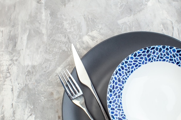 vue de dessus assiette sombre avec fourchette et couteau sur surface claire verre de cuisine mesdames féminité horizontale repas couleur alimentaire