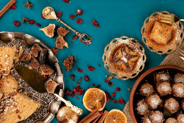 Vue de dessus de l'assortiment de baklava turc sur plaque traditionnelle sur dark