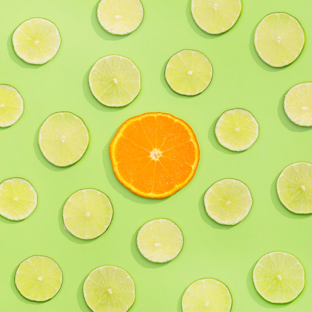 Photo vue de dessus assortiment de citron vert bio et tranche d'orange