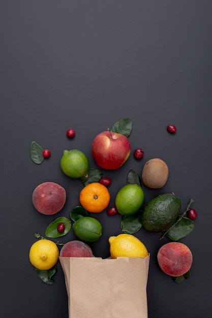 Photo vue de dessus de l'assortiment de fruits sortant du sac en papier