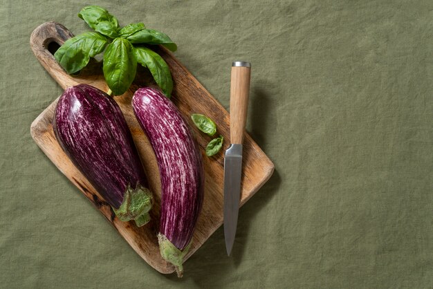 Photo vue de dessus des aubergines crues nature morte