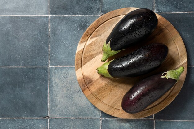 Photo vue de dessus des aubergines crues nature morte