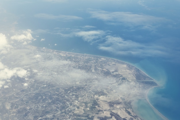 Vue de dessus de l&#39;avion à l&#39;atterrissage.