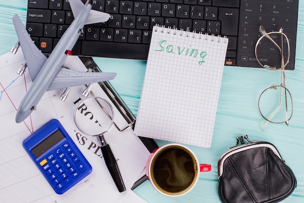 Vue de dessus de l'avion à café pour ordinateur portable et des lunettes sur la table. Enregistrement écrit sur ordinateur portable.