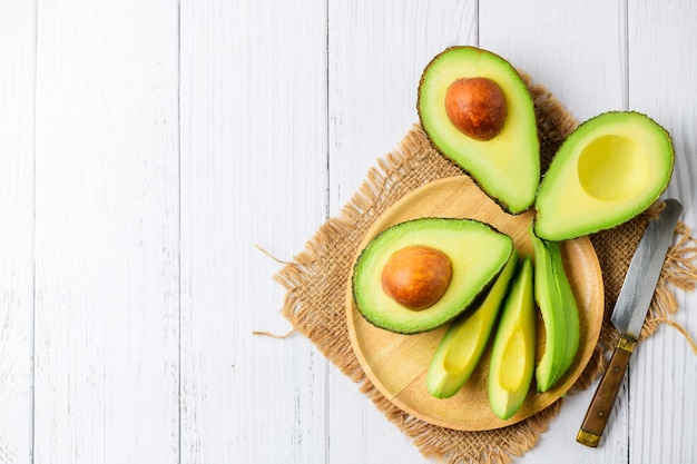 Vue de dessus de l'avocat sur la table