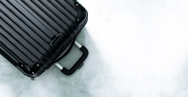 Photo vue de dessus des bagages et de l'espace texte, vue de dessus d'une valise sur fond blanc, ensemble de bagages noir