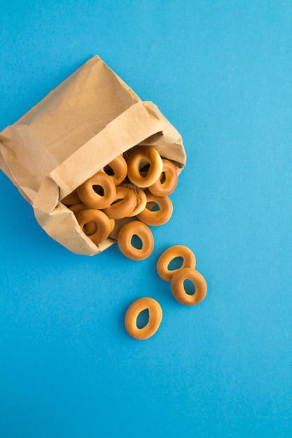 Vue de dessus des bagels dans le paquet de papier sur le bleu