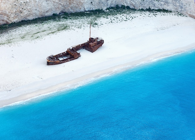 Vue de dessus sur la baie de Navagio. Vue sur le littoral d'été Grèce, Zakynthos, mer Ionienne.