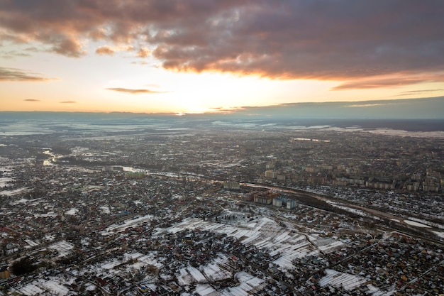 Vue de dessus des banlieues ou des petites villes de belles maisons le matin d'hiver sur fond de ciel nuageux