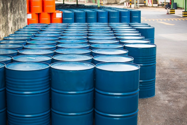 Vue de dessus barils de pétrole bleus ou fûts chimiques horizontaux empilés