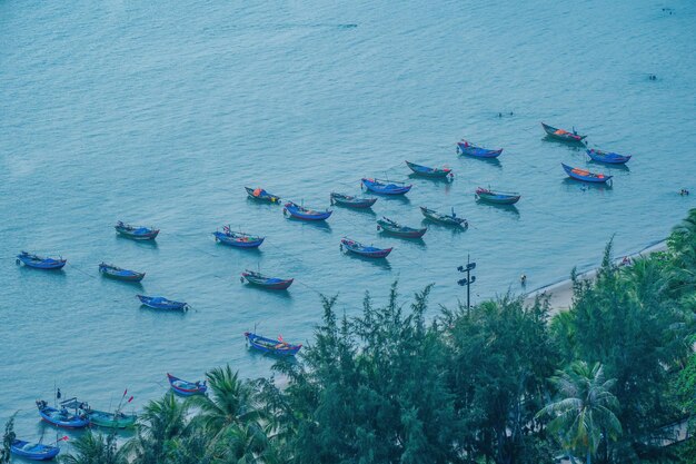 Vue de dessus des bateaux de pêcheurs locaux dans le paysage marin tropical de la mer d'un bleu profond Concept de voyage