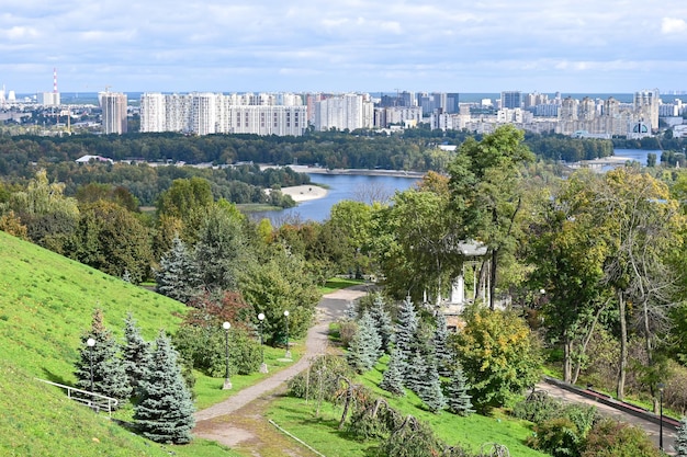 Vue de dessus des bâtiments résidentiels et du fleuve Dniepr dans la ville de Kyiv