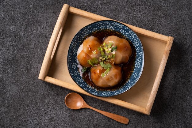 Vue de dessus de Bawan (Ba wan), délicatesse de boulettes de viande taïwanaise, délicieuse cuisine de rue, amidon cuit à la vapeur enveloppé de boulette de forme ronde avec du porc et des crevettes à l'intérieur