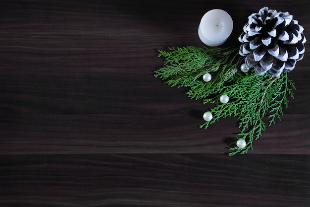 Vue De Dessus Sur Le Beau Cadeau De Noël Enveloppé Dans Du Papier Cadeau Blanc, Décorations D'arbre De Noël Sur