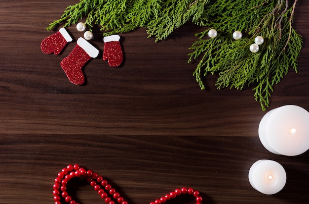 Vue de dessus sur le beau cadeau de Noël enveloppé dans du papier cadeau blanc, décorations d&#39;arbre de Noël sur