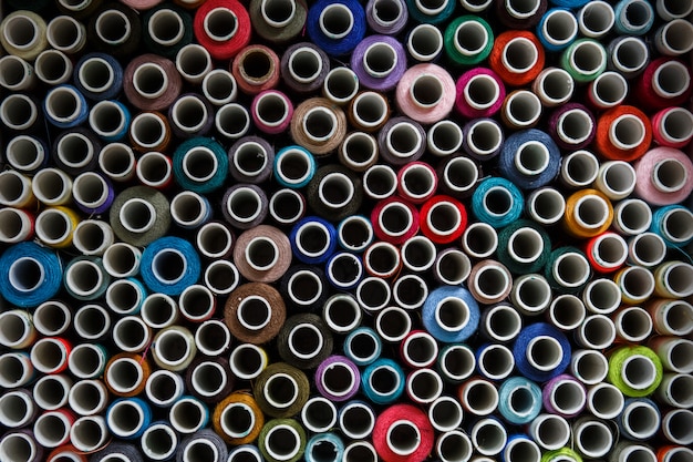 Vue de dessus sur beaucoup de fils à coudre d'écheveaux colorés. Industrie sur mesure