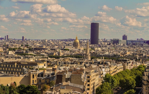 Vue de dessus sur les beaux immeubles résidentiels et l'église de Paris