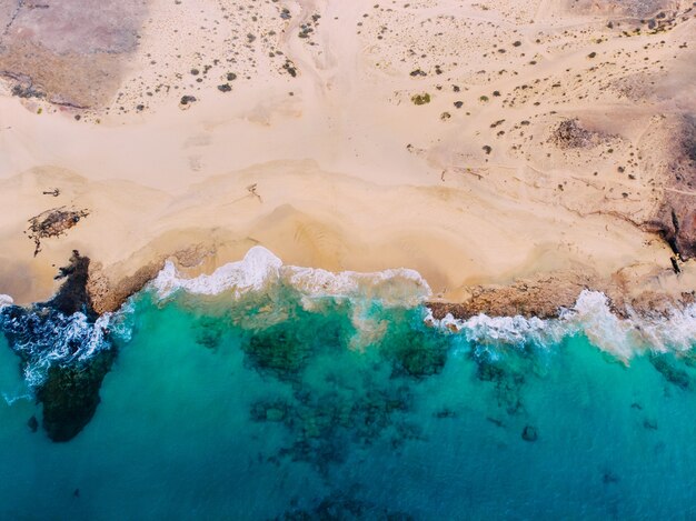 Vue de dessus de la belle plage aux eaux turquoises claires.