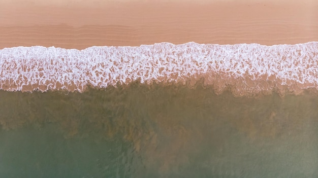 La vue de dessus d'une belle plage