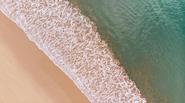 La vue de dessus d'une belle plage