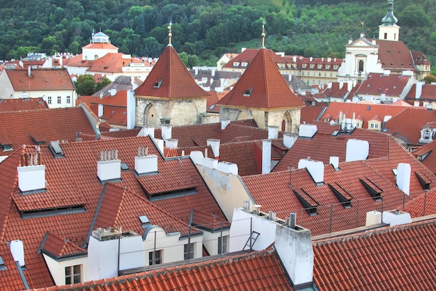 Vue de dessus de la belle vieille ville avec des toits et des flèches en tuiles rouges