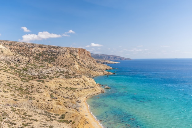 Vue de dessus de belles falaises avec mer bleue