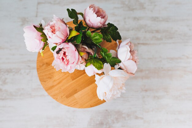 Vue de dessus de belles fleurs de pivoine sur une table en bois