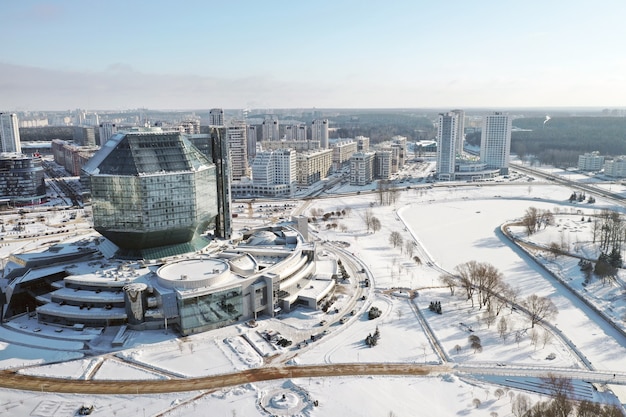 Vue de dessus de la Bibliothèque nationale de Minsk en hiver.