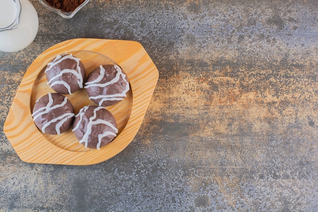 Vue de dessus des biscuits au chocolat sur plaque en bois