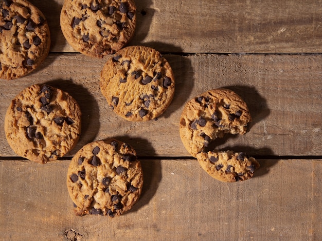 Vue de dessus des biscuits aux pépites de chocolat faits à la main sur fond de bois foncé antique