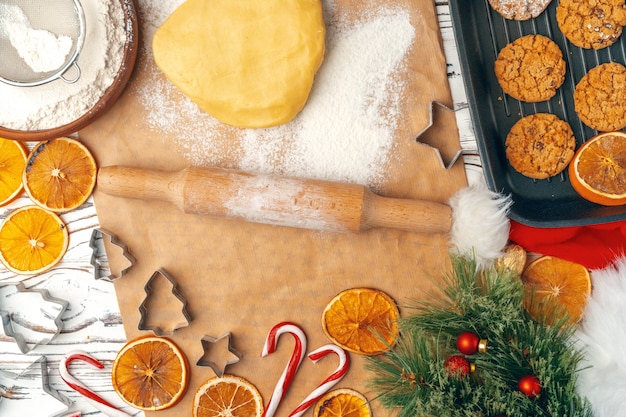 Photo vue de dessus des biscuits à l'avoine dans la plaque de cuisson sur la table en bois