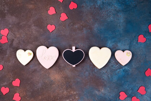 Vue de dessus de biscuits émaillés en forme de coeur sur pierre