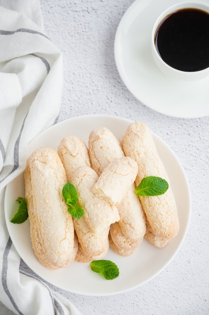 Vue de dessus des biscuits faits maison de ladyfingers avec café