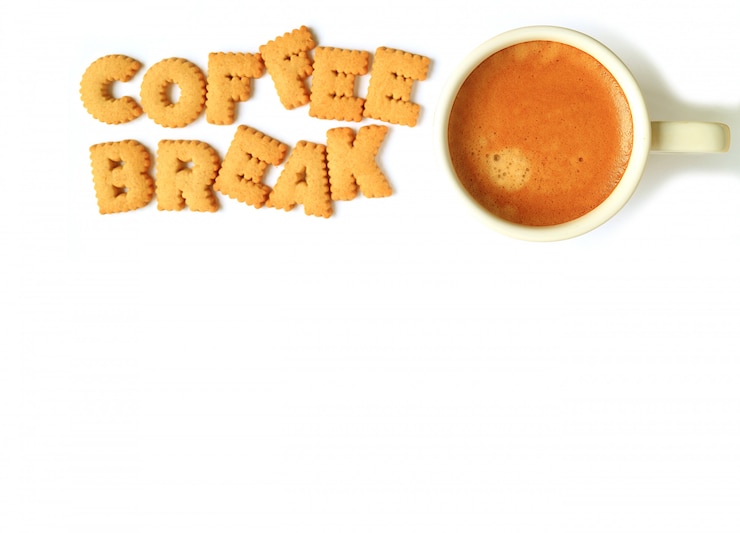 Photo vue de dessus des biscuits en forme d'alphabet orthographiant le mot pause café et une tasse de café