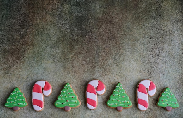 Vue de dessus des biscuits de noël sur fond gris avec un espace pour les salutations de noël pain d'épice en t