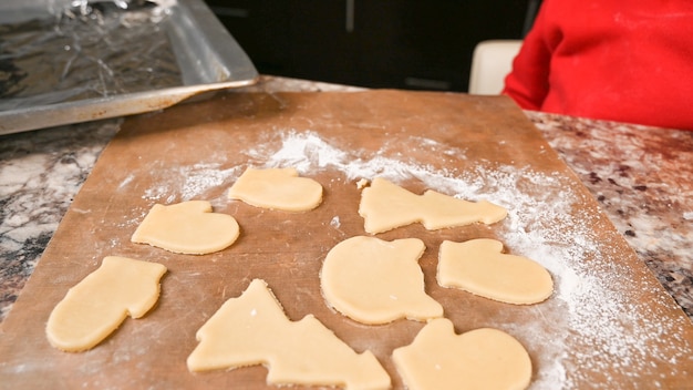 Vue de dessus des biscuits de Noël sont prêts pour la cuisson