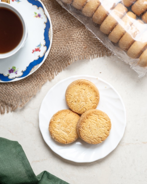 Vue de dessus des biscuits osmania avec thé cu